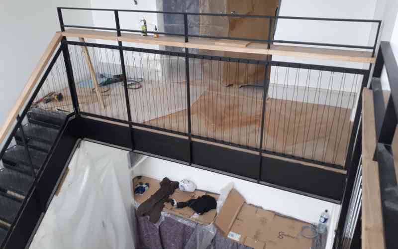 Diagonal tension wire balustrade infill